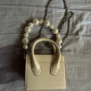 Elegant Cream Croc-Embossed Handbag with Pearl Chain